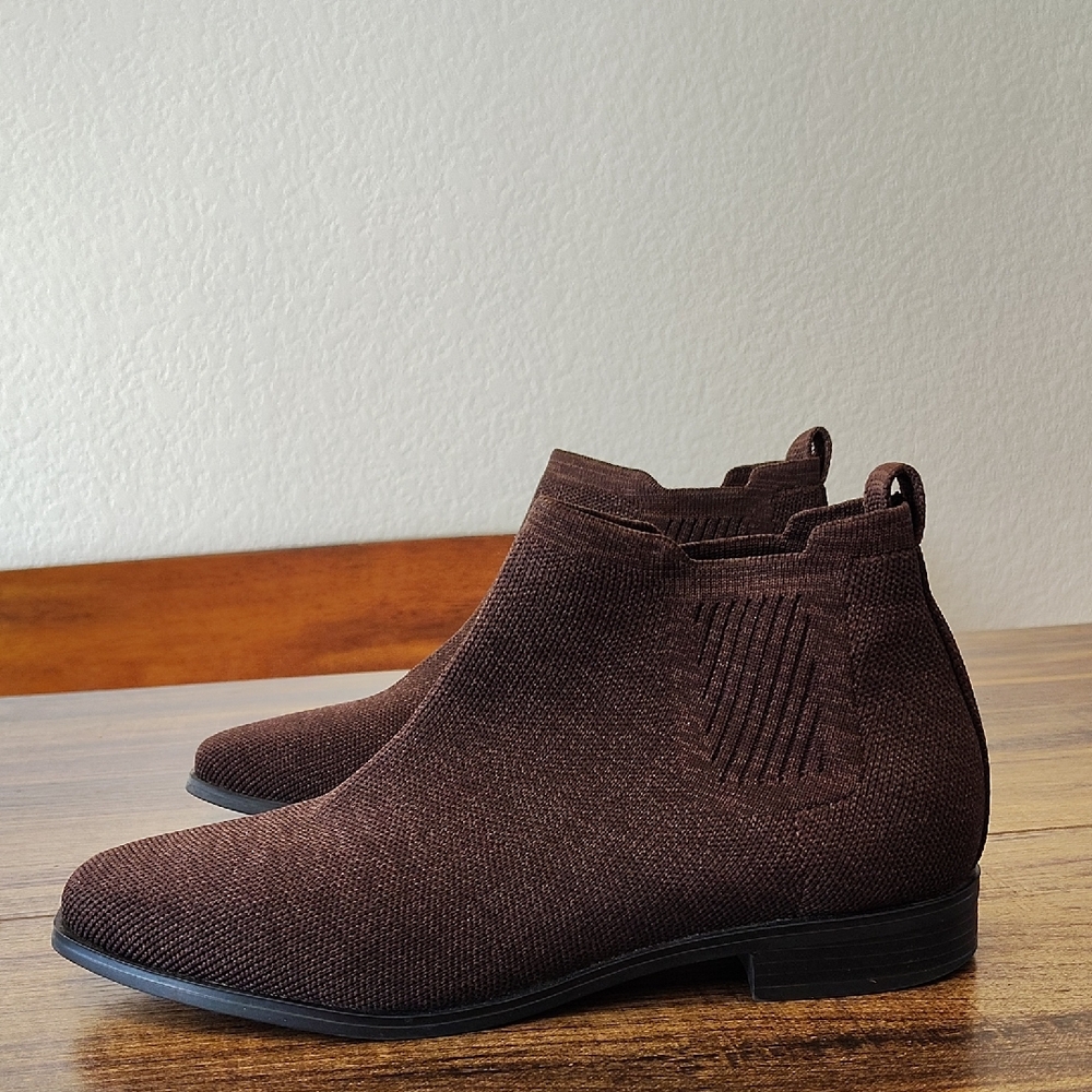 Woman's 9.5 Vivaia Shoes Booties Brown